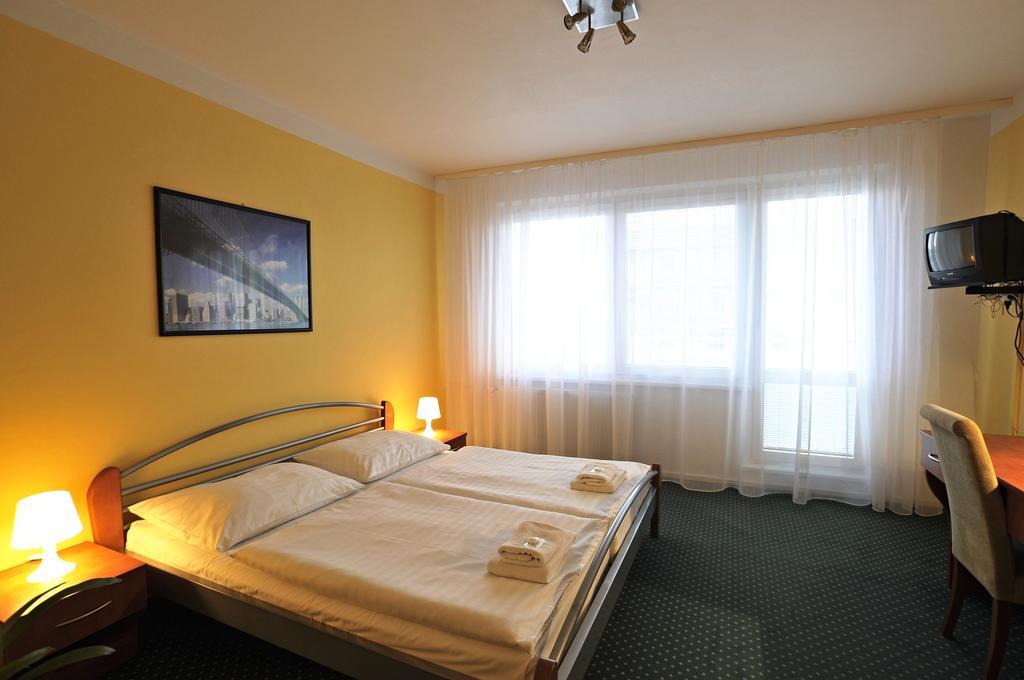 Hotel Krystal Hodonín Buitenkant foto