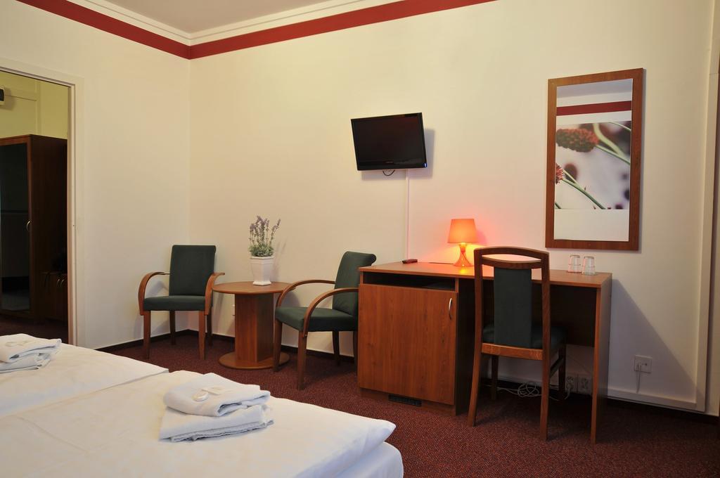 Hotel Krystal Hodonín Buitenkant foto