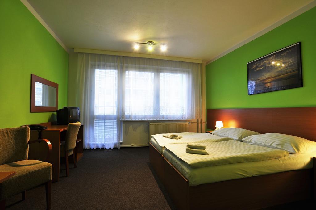 Hotel Krystal Hodonín Buitenkant foto