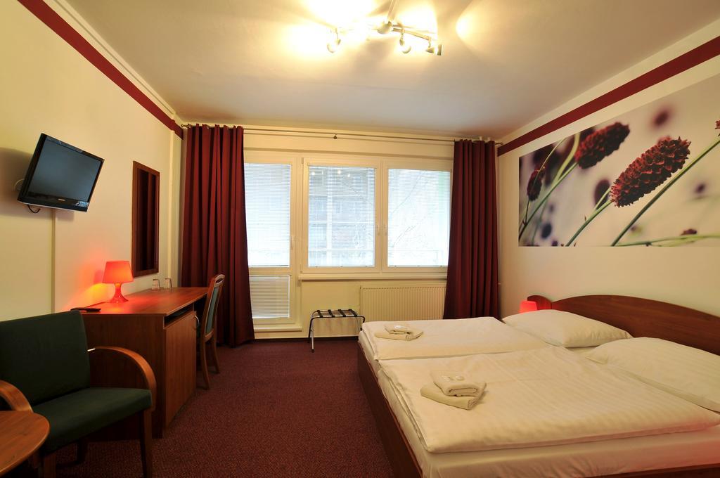 Hotel Krystal Hodonín Buitenkant foto