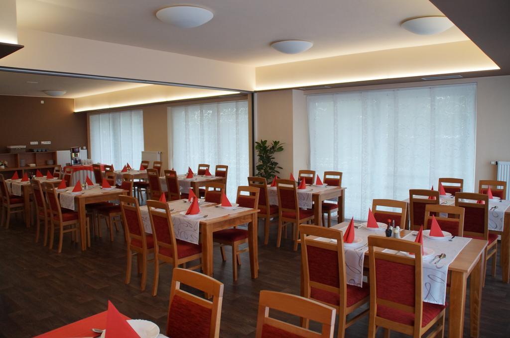 Hotel Krystal Hodonín Buitenkant foto