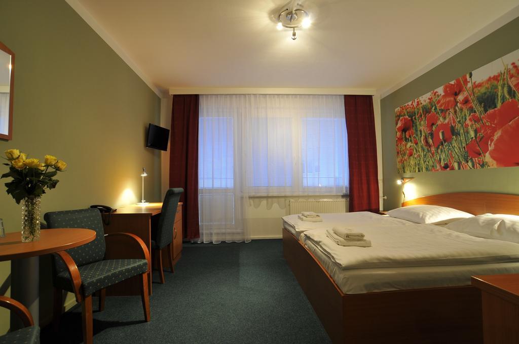 Hotel Krystal Hodonín Buitenkant foto