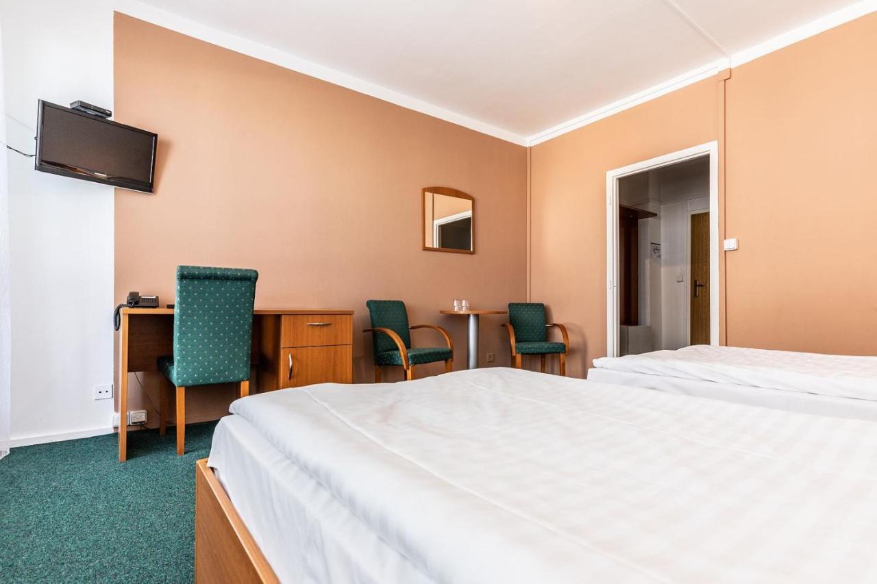 Hotel Krystal Hodonín Buitenkant foto