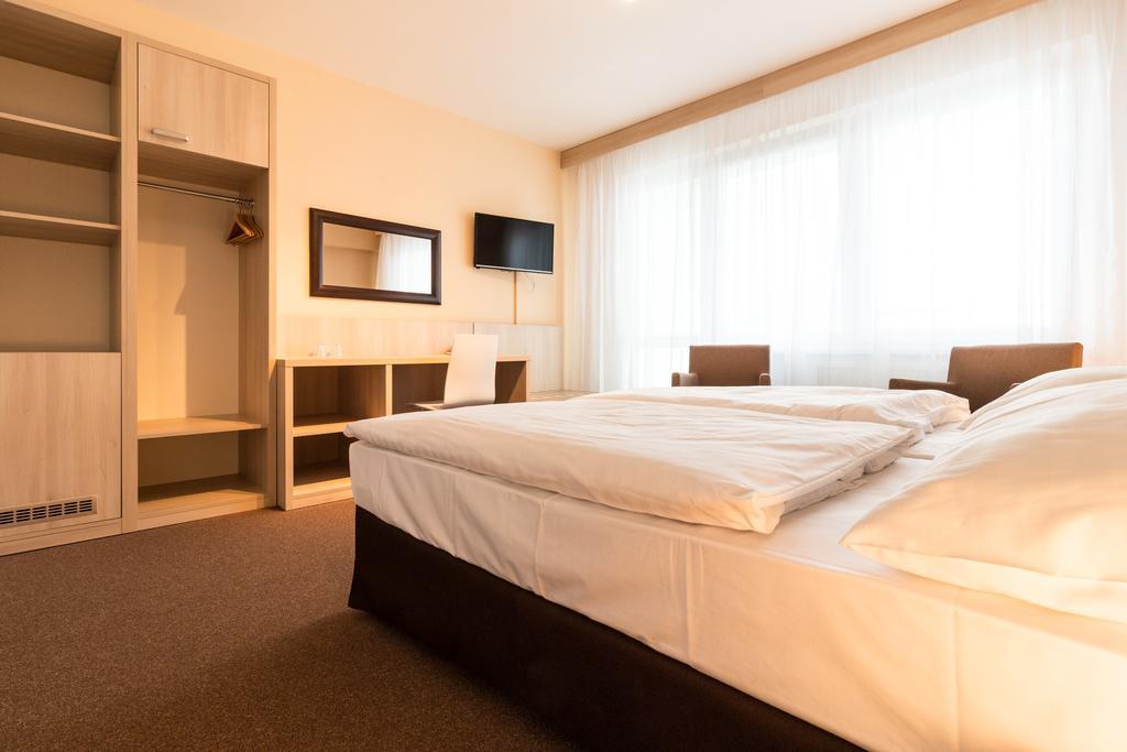 Hotel Krystal Hodonín Buitenkant foto