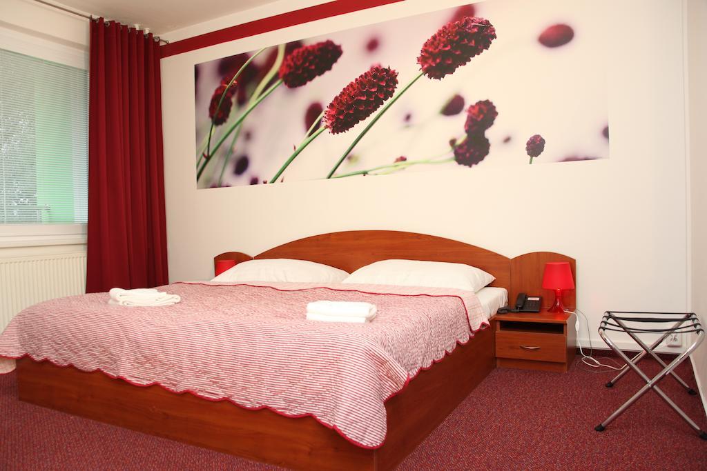 Hotel Krystal Hodonín Buitenkant foto